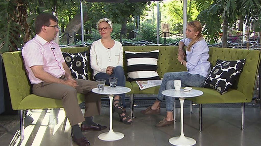 Nina Rahkola (oik.) haastatteli Aito avioliitto ry:n tiedotussihteeri Pasi Turusta ja Tahdon2013 -kampanjan puheenjohtaja Senni Moilasta (kesk.).