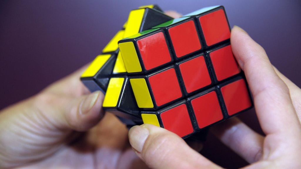 Rubikin kuutio -älypelin kehitti unkarilainen arkkitehti Erno Rubik.