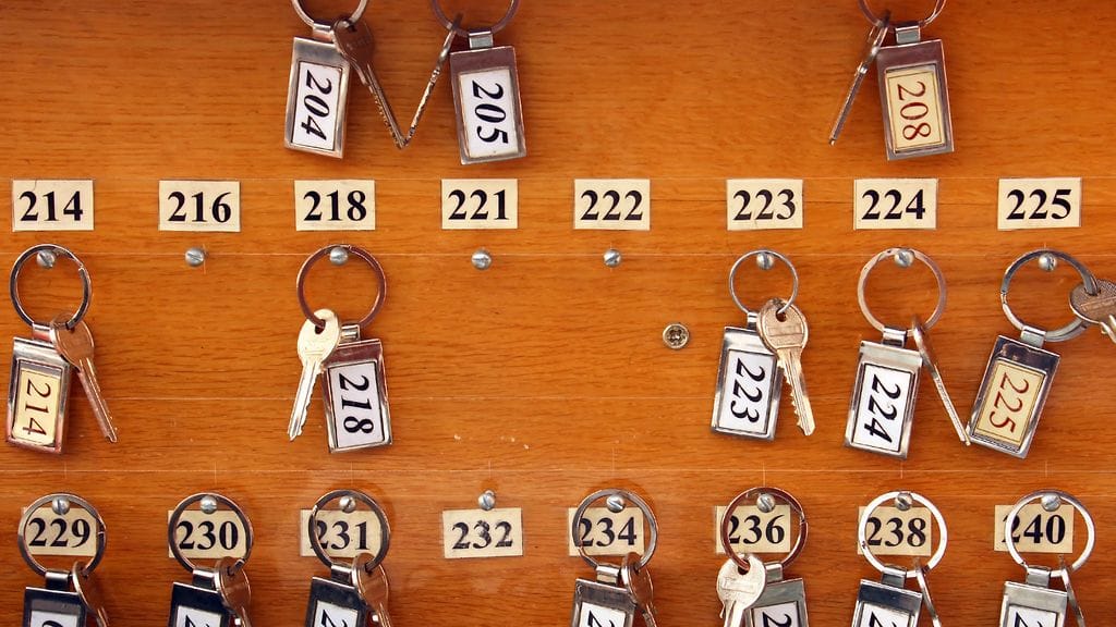 Eräs hotellivieras halusi hotellihenkilökunnan leikkaavan huoneensa sängyn jalkoja, jotta se olisi matalampi. Kuvituskuva.