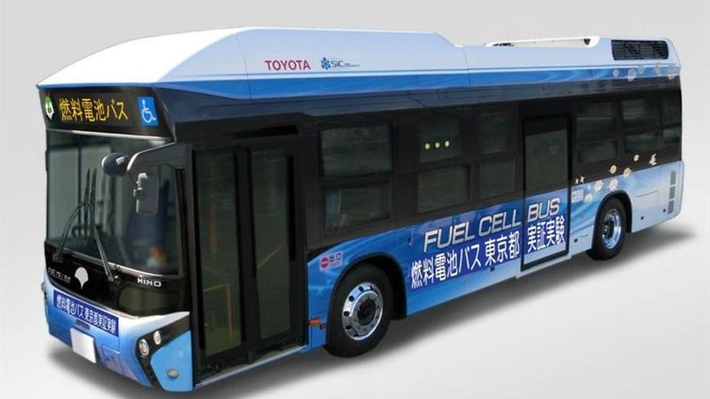 Toyota testaa polttokennobussia Tokion julkisessa liikenteessä.