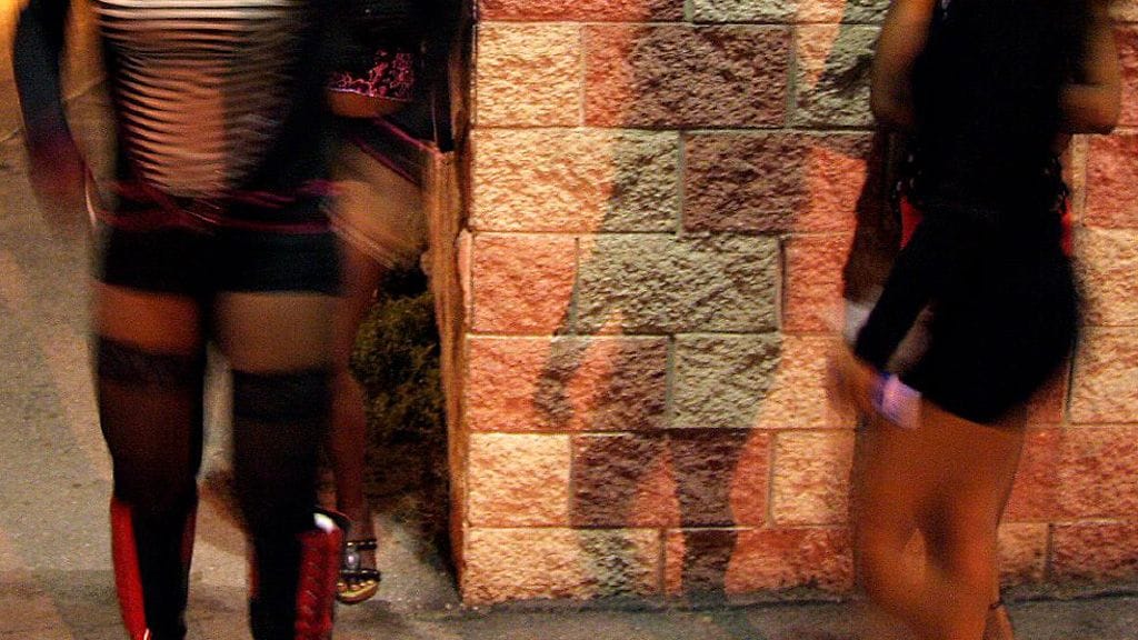 Seitsemän vuotta Ugandassa itseään myyneen Jacquelinen mukaan nuorimmat hänen kanssaan työskennelleet prostituoidut olivat 9-vuotiaita. Nuoria tyttöjä haluttiin seksityöhön, koska heidän uskottiin olevan taudeista vapaita. Kuvituskuva.