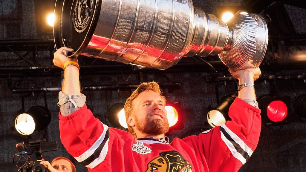 Kimmo Timonen nosti kannun ilmaan arviolta 10 000-päisen yleisön edessä.