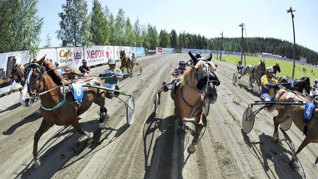 Toisen kuningatarkilpailun lähtö Kuopion kuninkuusraveissa 28. heinäkuuta 2013.