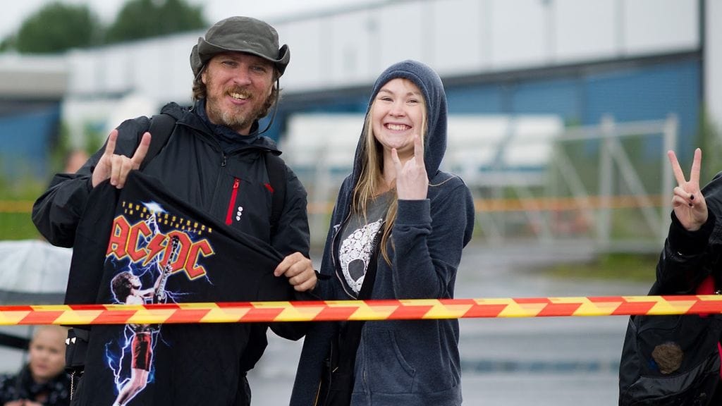 AC/DC -fanien fiilis oli kohdallaan jo ennen keikkaa syksyisestä säästä huolimatta.