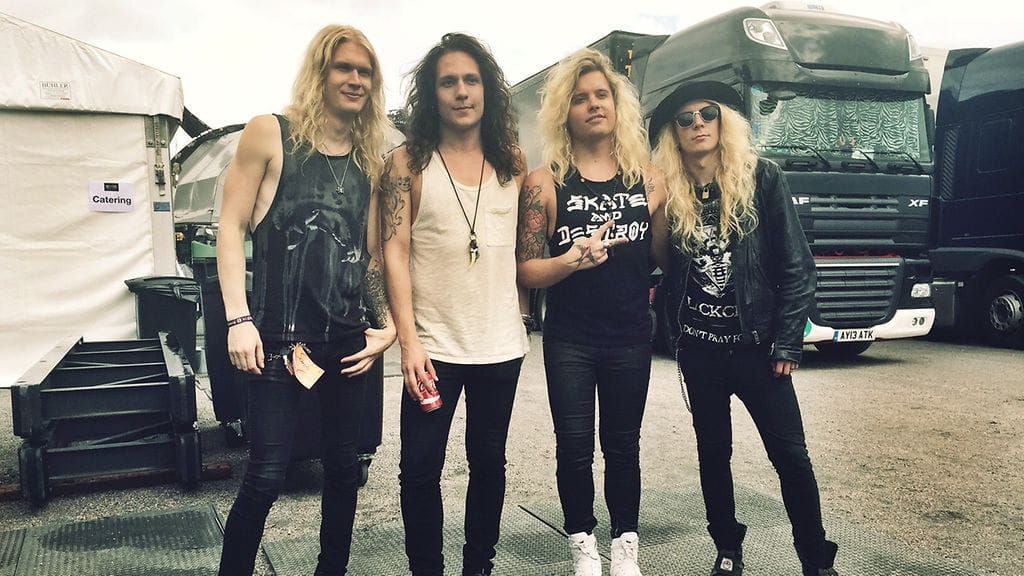 Santa Cruz Kantolan tapahtumapuiston backstagella.