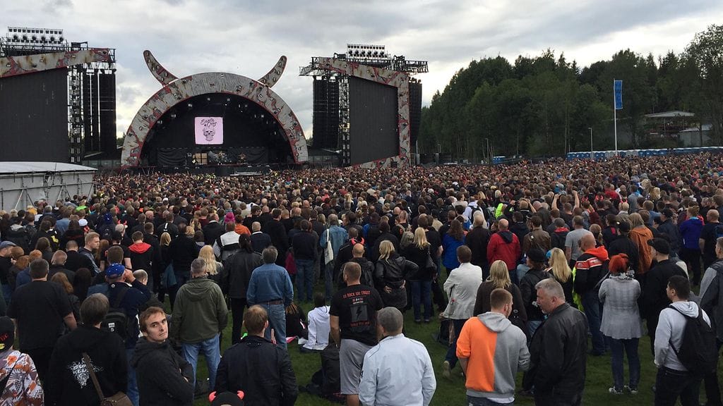 Näin paljon yleisöä oli ehtinyt jo kerääntyä päälavan äärelle iltaseitsemältä.