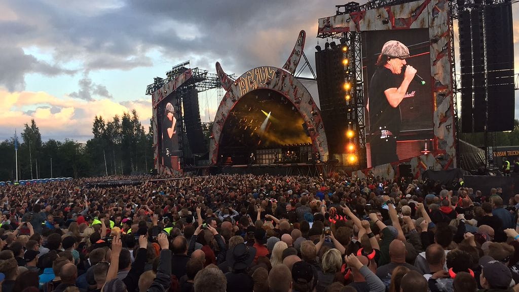 AC/DC konsertoi Hämeenlinnassa 55 000 katsojalle.
