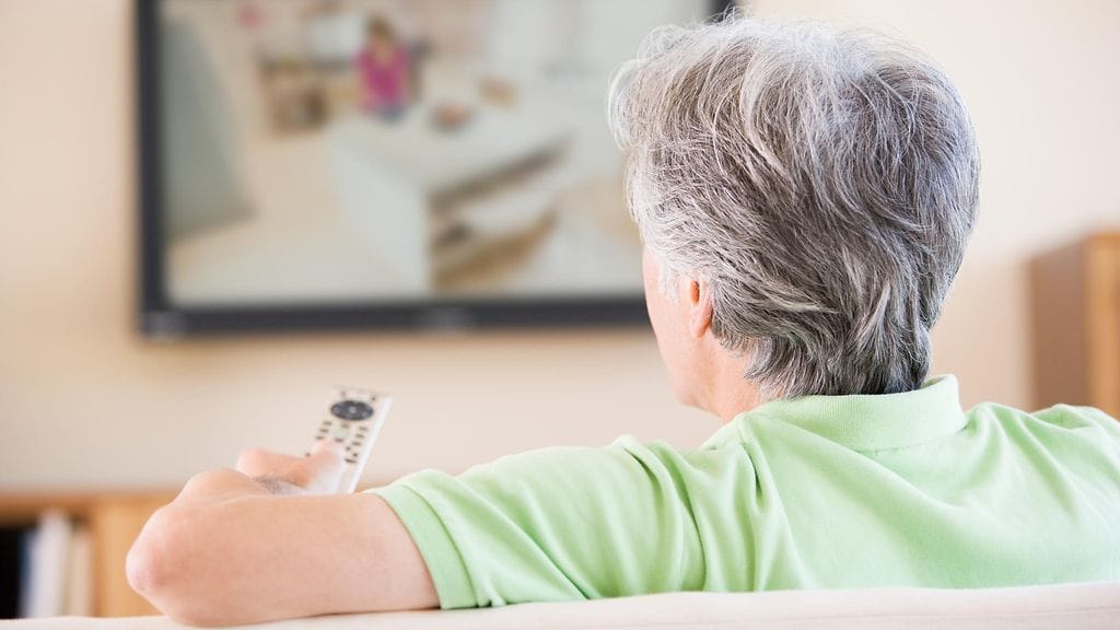 Tuolilta olisi hyvä nousta vähintään puolen tunnin välein, liikunnanohjaaja neuvoo. Kuvituskuva.