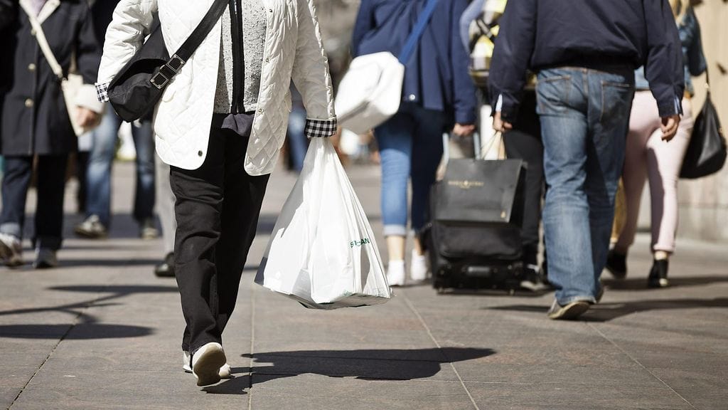 Kauppakassin kantaminenkin vahvistaa jo kehoa. Kuvituskuva.