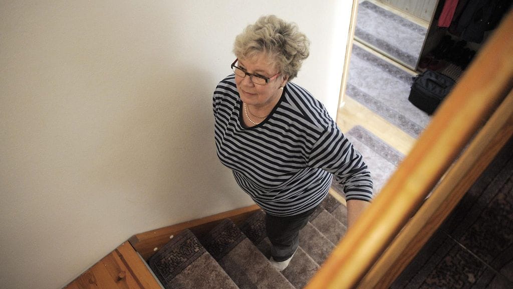 Vanhempi_nainen_portaat