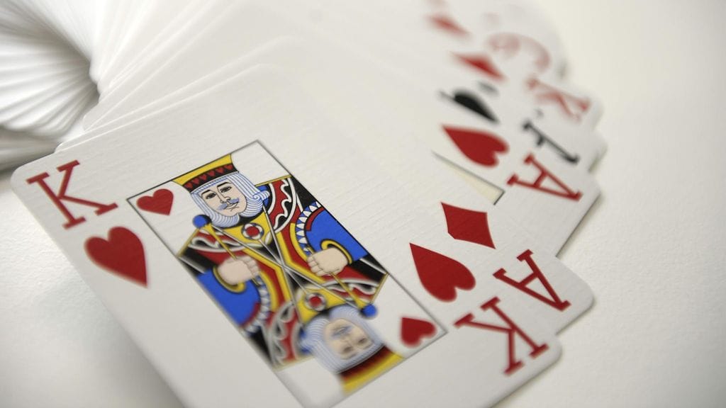 Korttipakka kannattaa varata kesämökille surkean sään varalle.