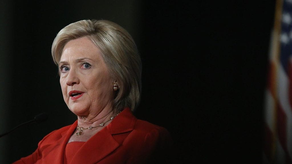 Sähköpostiskandaalin haavoittama demokraattiehdokas Hillary Clinton tekee töitä hartiavoimin säilyttääkseen johtonsa republikaanien Donald Trumpiin.