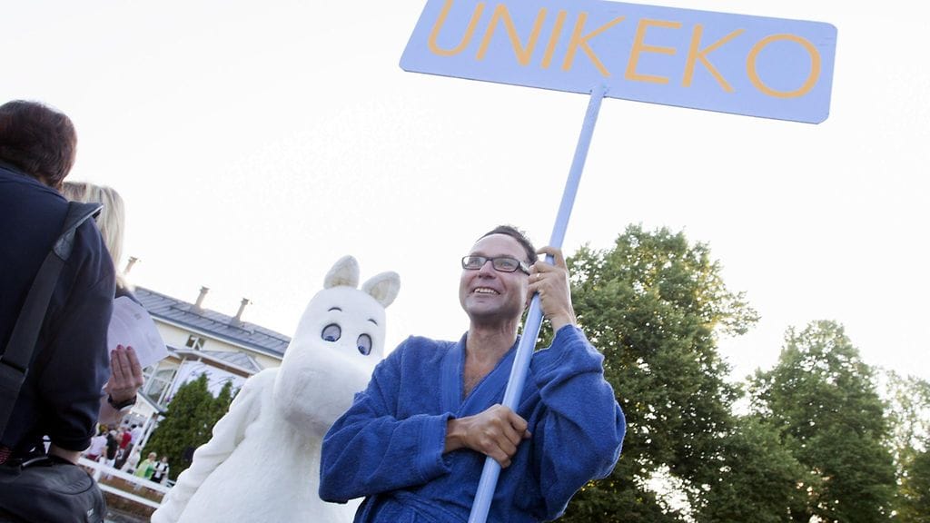 Urkutaiteilija Kari Vuola valittiin Vuoden Unikeoksi 2014. Onnittelemaan saapui Muumipeikko.