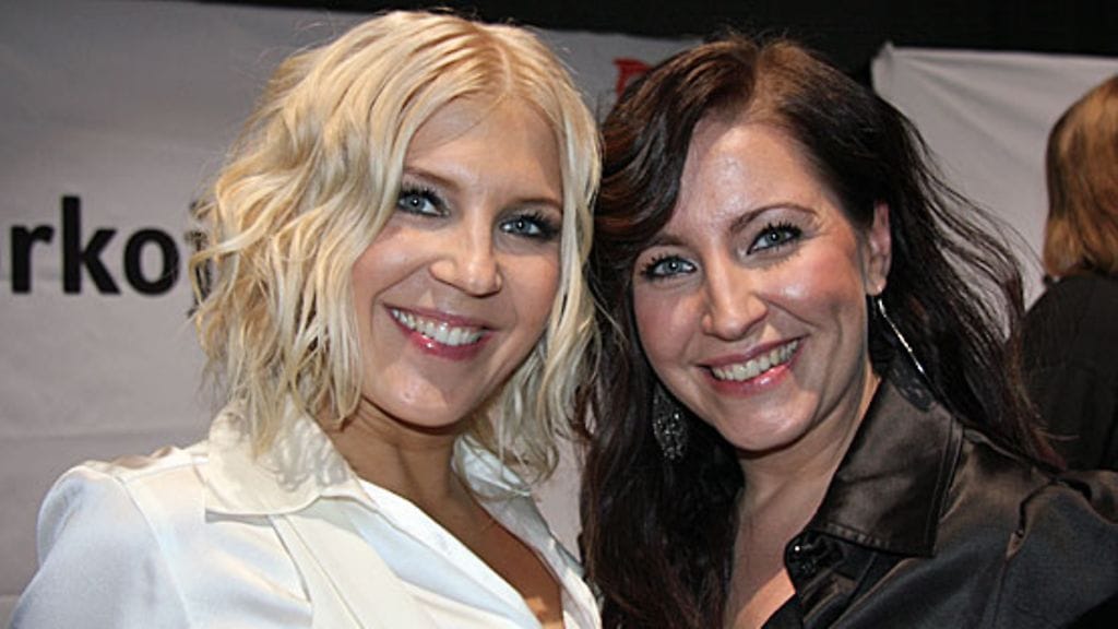 Korkojen kera -ohjelman juontajat Vappu Pimiä ja Jenni Pääskysaari.