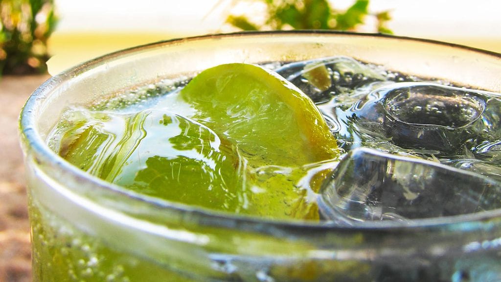 Ulkomailla juomissa kannattaa välttää jääkuutioita A-hepatiittiriskin vuoksi. Kuvituskuva.