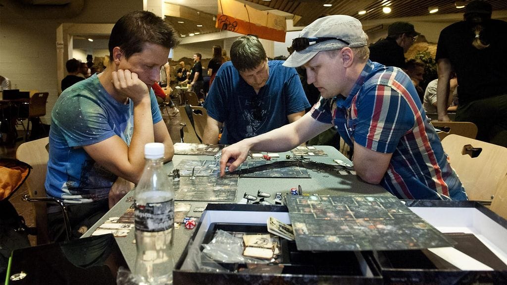 Uusiin lautapeleihin pääsee tutustumaan esimerkiksi pelitapahtumissa. Kuva vuoden 2014 Ropeconista.