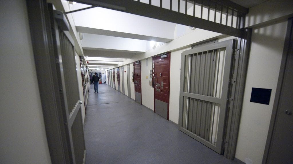 Helsingin vankilan vartija on saanut syytteen yllytyksestä entisen vangin pahoinpitelyyn keväällä 2014.