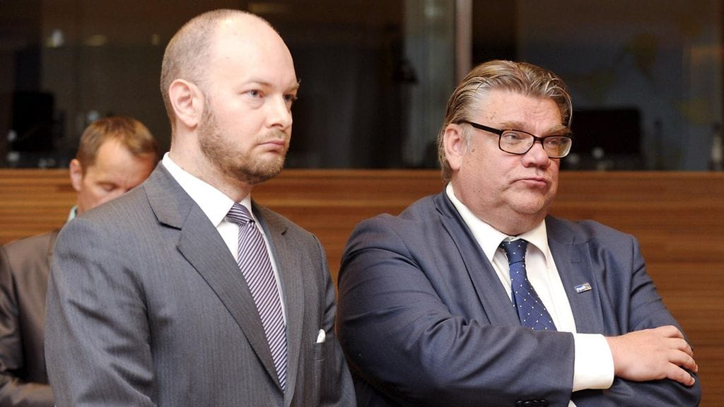 Perussuomalaisten puheenjohtaja, ulkoministeri Timo Soini (oik.) ja eduskuntaryhmän puheenjohtaja Sampo Terho eduskunnassa heinäkuussa 2015.