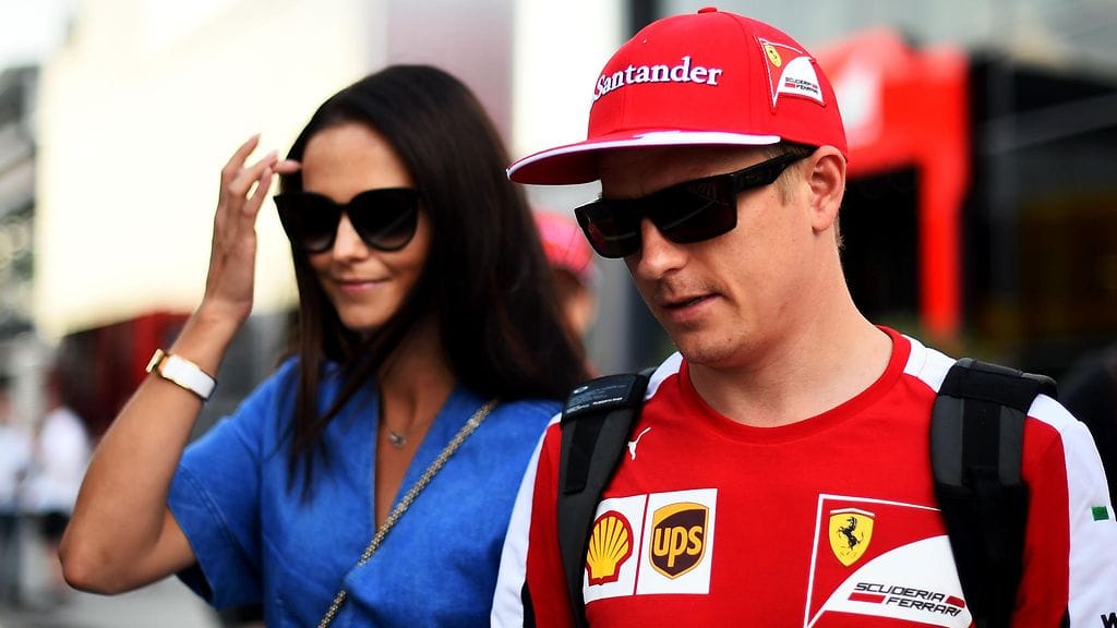 Minttu Virtanen ja Kimi Räikkönen Unkarin GP:n varikolla 25. heinäkuuta.