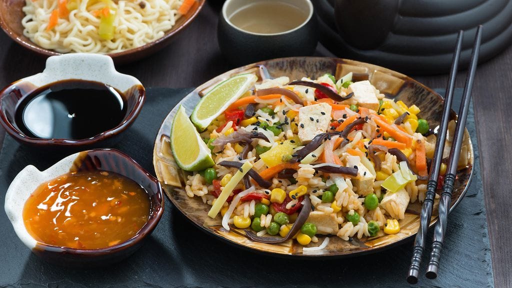 Lautaselta tulisi tutkijoiden mukaan löytyä päivittäin sateenkaaren värejä. Löytyykö niitä sinun aterialtasi?