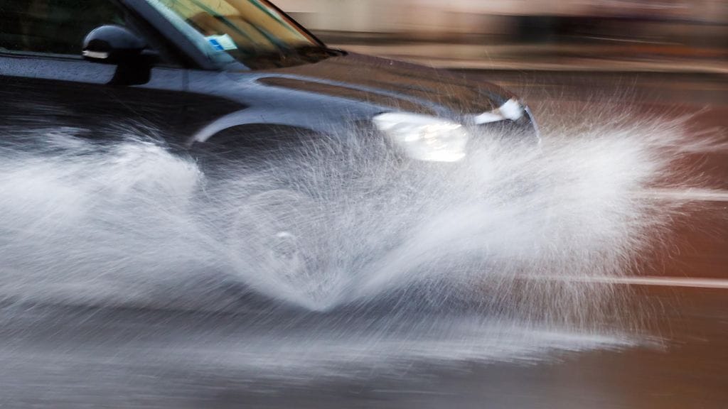 Kun puolet kesärenkaiden kulutuspinnasta on kulunut, renkaiden sadekelin ominaisuudet heikkenevät. Kuvituskuva.