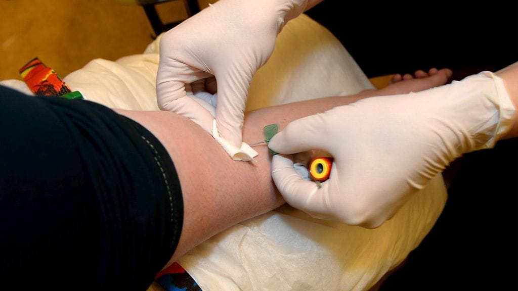 Verinäytteen otto C-hepatiitin tutkimista varten A-klinikkasäätiön Vinkki-asemalla Helsingissä.