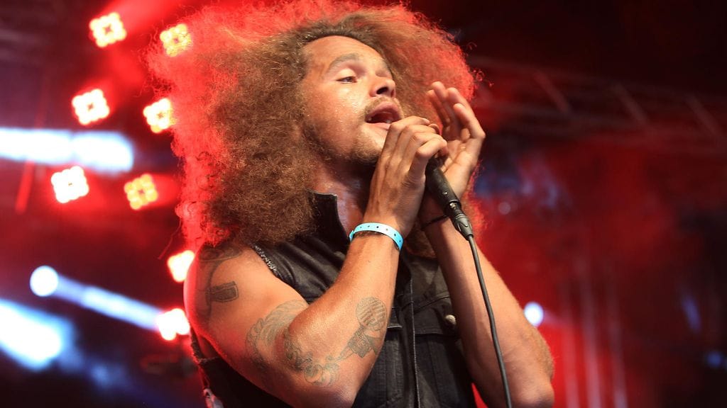 Pete Parkkonen fanitti Nuoria Leijonia helsinkiläisravintolassa.