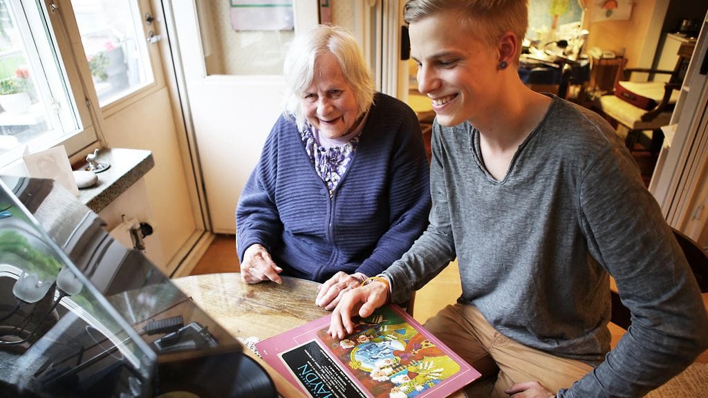 Kuvassa Sirkka Keskitalo sekä Elffen perustajajäsen Peik Hämekoski.