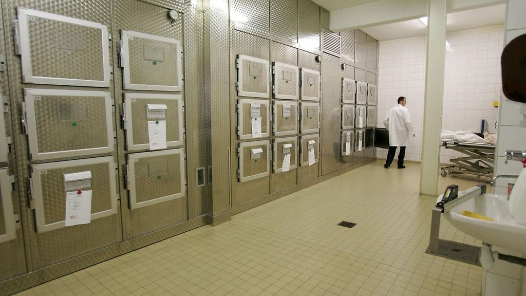 Saksassa kuolleeksi julistettu 92-vuotias nainen oli herännyt ruumishuoneen kylmiössä. Kuvituskuva.