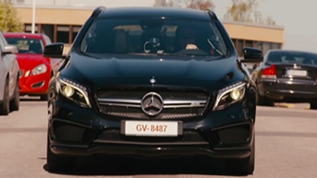 Mikko Kuustonen kruisailee upealla mersulla Kesäkuski-ohjelmassa.