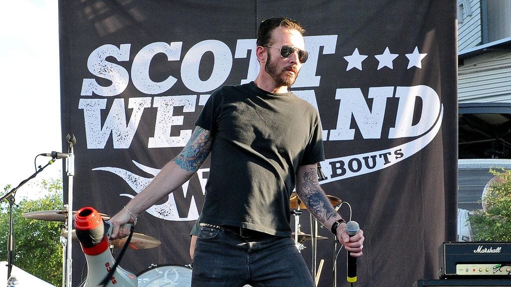 Scott Weiland keikalla keväällä 2015.