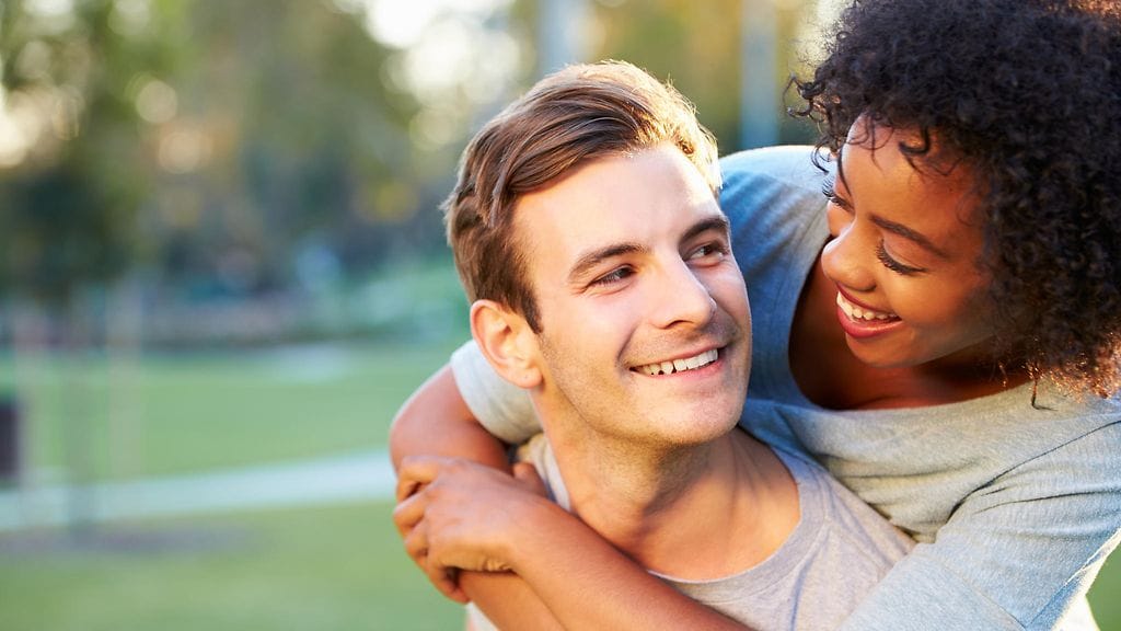 Kyselyyn osallistuneista sinkuista jopa 44 prosenttia oli joskus seurustellut ulkomaalaisen kanssa. Kuvituskuva.