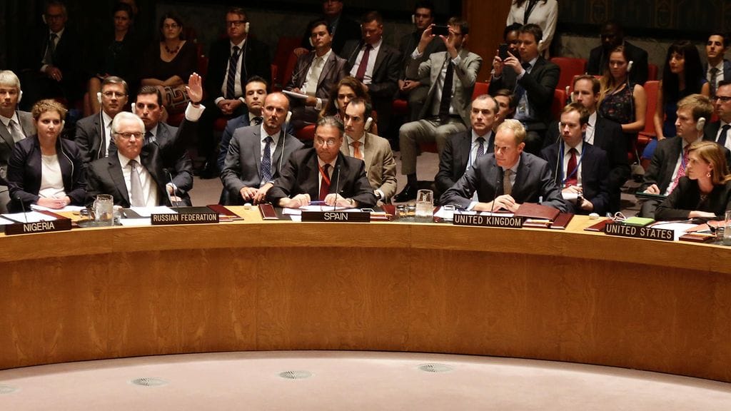 Venäjän YK-lähettiläs Vitali Tshurkin (edessä käsi ylhäällä) käytti veto-oikeutta YK:n turvallisuusneuvoston kokoontumisessa New Yorkissa 29.7.2015.