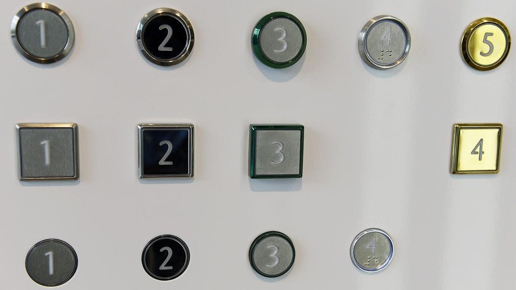 Kiinalaisnainen kuoli, kun hissi lähti yllättäen liikkeelle Kiinassa. Kuvituskuva.