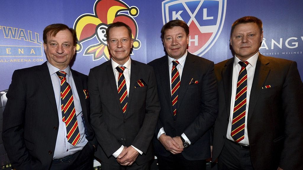 Liikemies Kai Paananen (oik.) on käärmeissään USA:n uudelle pakotelistalle joutumisesta. Hjallis Harkimo (vas.), Jukka Kohonen ja Jari Kurri eivät liity tapaukseen.