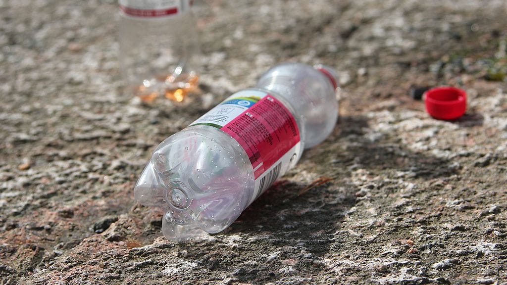 Nuorison suosiossa olevat "putkenavaajapommit" tehdään tyhjään muovipulloon.