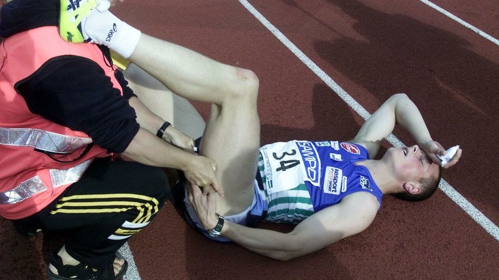 Vakkurin viimeinen mahdollisuus vuoden 2000 Sydneyn olympialaisiin meni, kun oululaisen takareisi revähti Lahden Kalevan kisojen satasen finaalin puolimatkassa. Vakkuri juoksi maaliin ja sai pronssia, mutta Australiaan matkasi Tommi Hartonen, joka oli jo ehtinyt parantaa Vakkurin hallussa ollutta Suomen ennätystä.