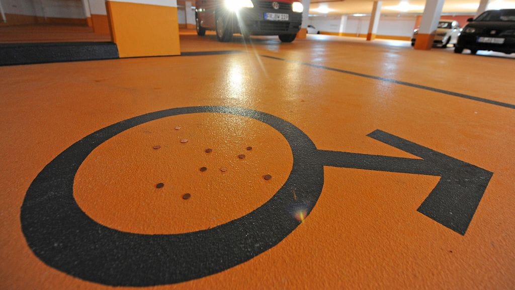 Tribergin kylässä olevassa parkkihallissa on kaksi miehille tarkoitettua parkkipaikkaa. Paikat ovat ainoita, joihin voi pysäköidä vain peruuttamalla.