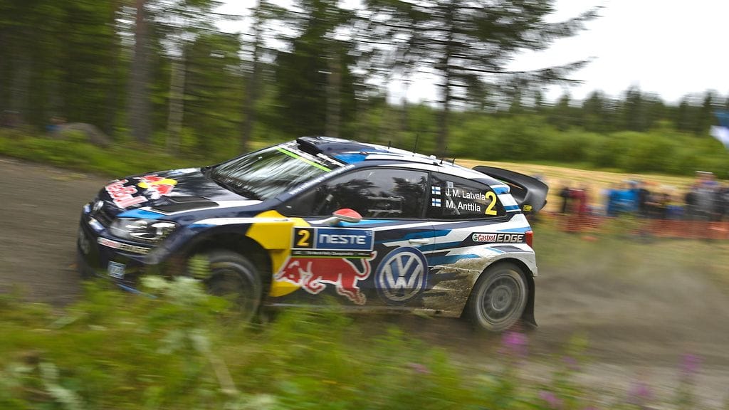Jari-Matti Latvala ja Miikka Anttila johtavat kisaa kolmen sekunnin erolla.