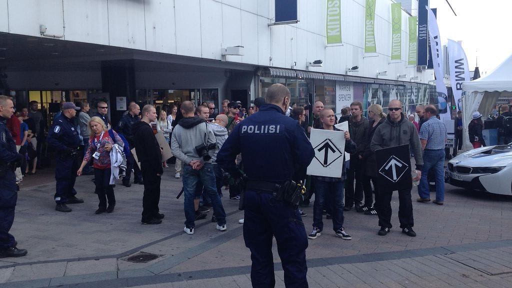 Paikalla oli runsaasti poliiseja.
