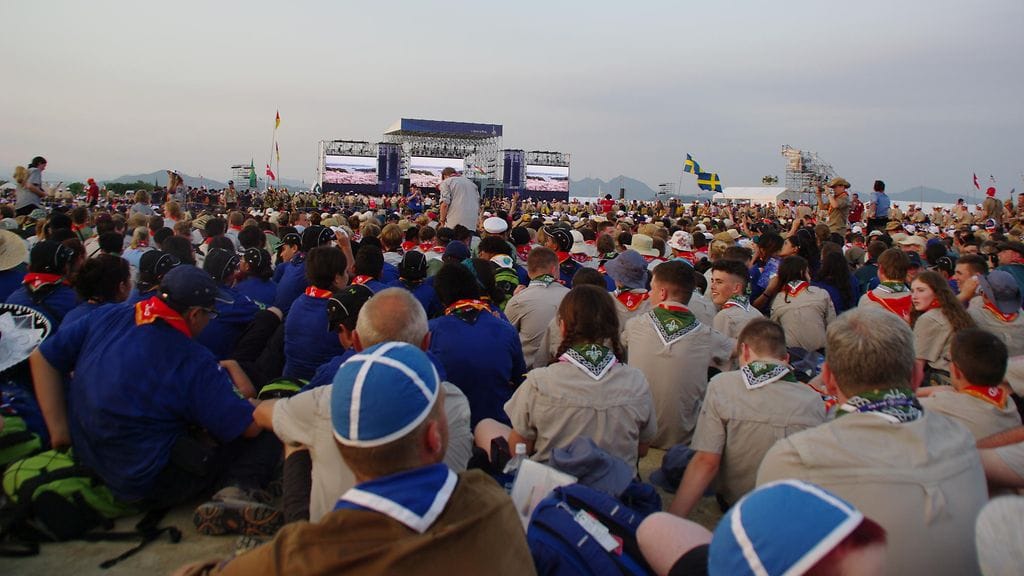 Suomalaispartiolaisia Japanin jamboreen avajaisissa.