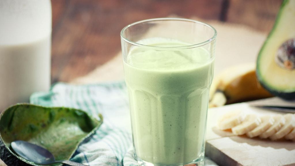 Avokadosta ja banaanista valmistuu herkullinen aamujuoma.