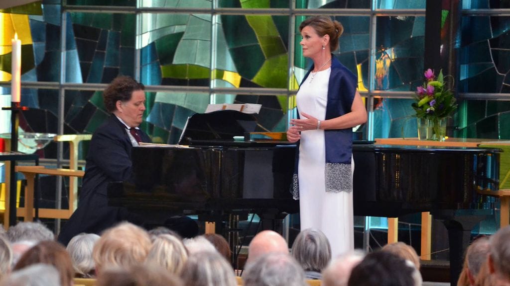 Konserttipianisti Jouni Somero ja laulaja Anu Hälvä konsertoivat Kannelmäen kirkossa 2.8.2015. Kuva: Kannelmäen seurakunta. (1)