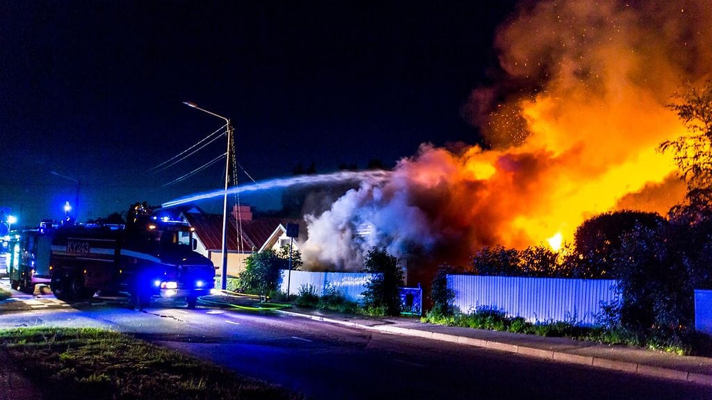Omakotitalon palo uhkasi levitä myös viereisiin rakennuksiin Haminassa yöllä.