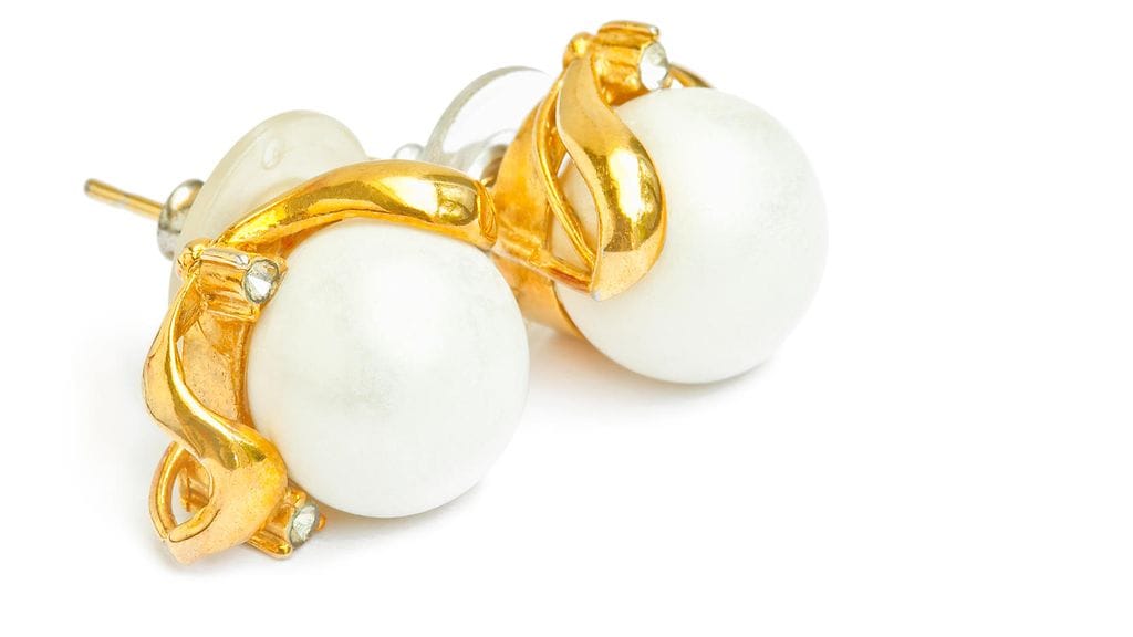 Korvakorujen muoviosa – irrotetaanko vaiko ei?