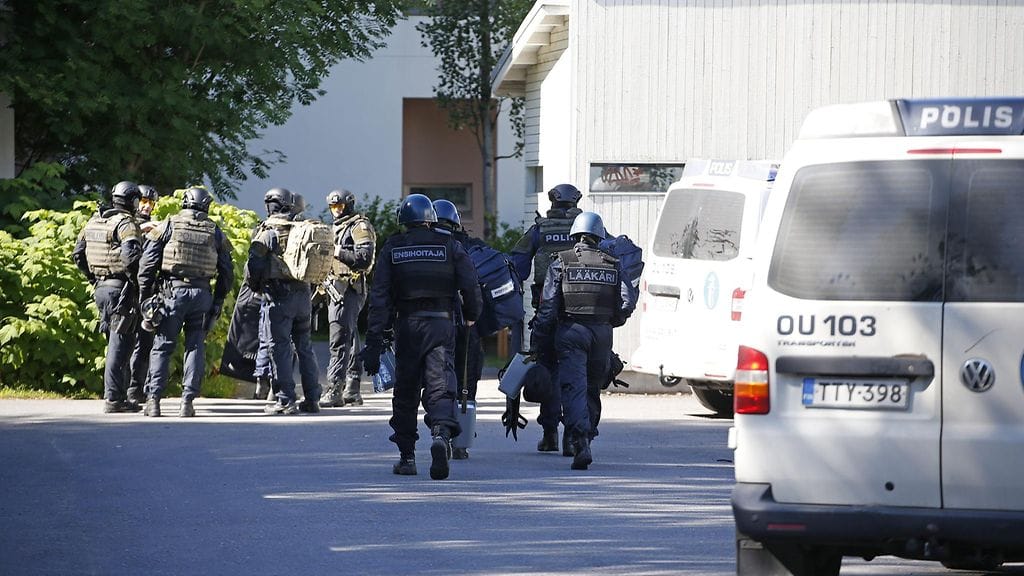 Poliisin mukaan poliisioperaatiossa on kyseessä vaarallisen henkilön kiinniottotilanne.