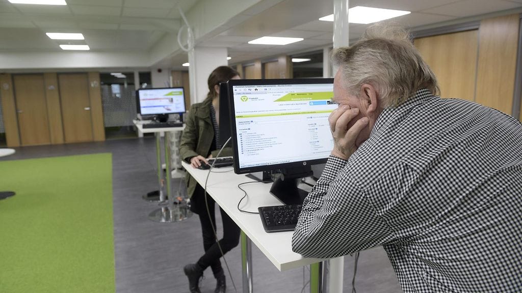 Työnhakijat etsivät työpaikkoja TE-toimiston tietokoneilla Helsingissä 15.5.2015.