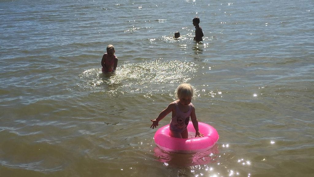 Arkistokuva. Lapsia Munkkiniemen rannalla kesällä 2015.