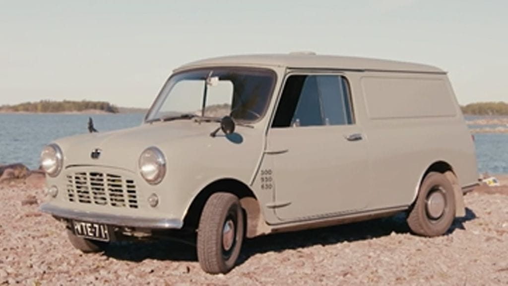 Mikko pääsee kruisailemaan Tuomas Kyrön kanssa hillittömän näköisellä menopelillä.