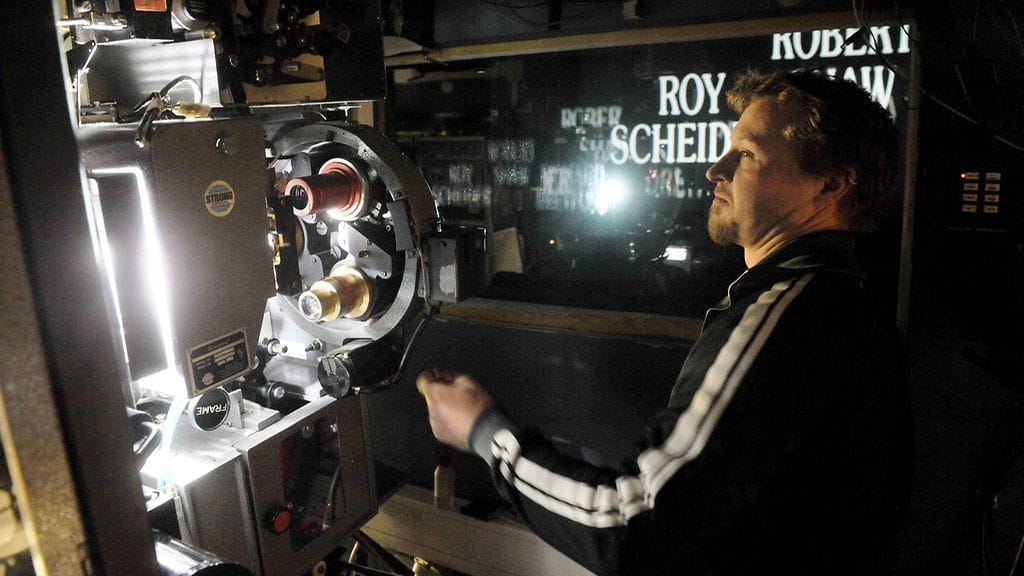 Elokuvateatteri Bio Bristolin koneenkäyttäjä Tomi Sonck valmisteli Bristolin jäähyväiselokuvaa Ben-Huria teatterin konehuoneessa sunnuntaina 19. joulukuuta 2010. Taustalla kankaalla pyörimässä 1970-luvun jättimenestys Tappajahai.